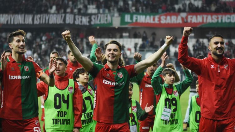 Karşıyaka ile Ayvalıkgücü İzmir'de rakip