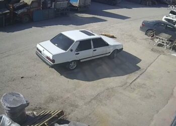 Köpeğin üzerinden otomobili ile geçip, sürükleyen sürücü gözaltında