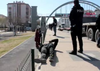 Vinç, üst geçide çarptı: sürücü yaralandı