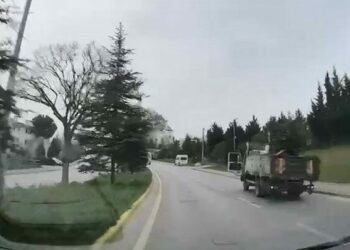 Rampada kayan kamyon refüje çıkıp devrildi