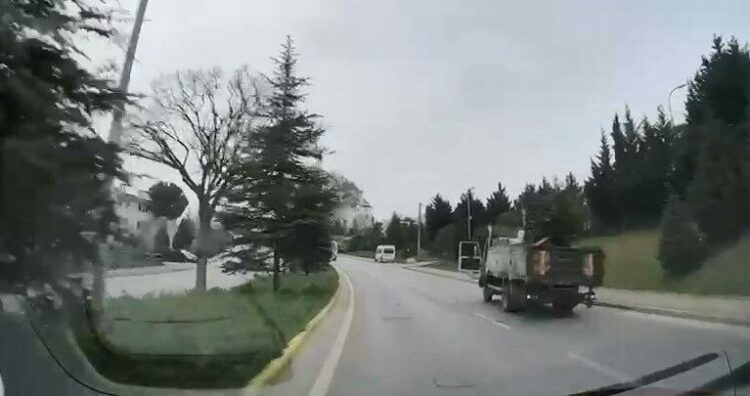 Rampada kayan kamyon refüje çıkıp devrildi