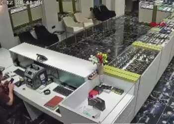 Kuyumcu, soygunu çay kazanını fırlatarak önlemeye çalıştı; o anlar kamerada