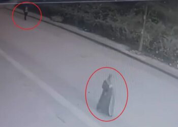 Yolda yürüyen kadının poşetteki telefonunu çalan kapkaççı kamerada