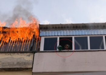 Teras katta yangın çıktı; bitişik binadaki kadın, kova ile pencereye çıkıp yardım istedi