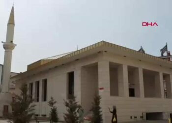 Genç’te minik öğrenciler, cami önünde cemaatle bayramlaştı