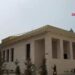 Genç’te minik öğrenciler, cami önünde cemaatle bayramlaştı