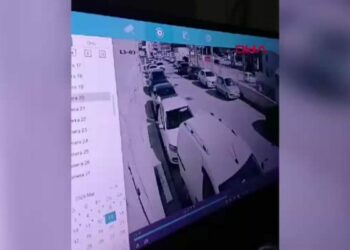 Otomobiline binerken silahlı saldırıya uğradı; olay kamerada