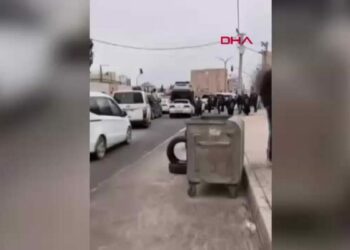 Kızıltepe’de cip, kendisine çarpan otomobilin üstüne çıktı