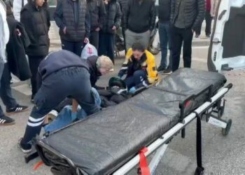 Sancaktepe’de motosiklet bariyere çarptı: 2 yaralı