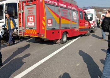 İşçi servisi ile otomobil çarpışt: 13 yaralı