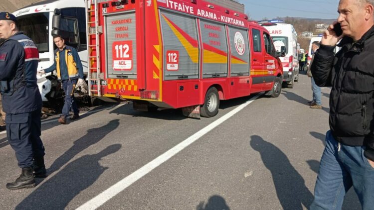 İşçi servisi ile otomobil çarpışt: 13 yaralı