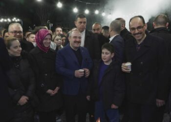 MİT Başkanı Kalın ile TBMM Sanayi Komisyonu Başkanı Varank, Ankara'da sahur programında vatandaşlarla bir araya geldi