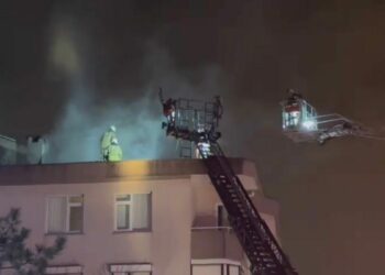 Üsküdar’da 5 katlı binanın çatı katında yangın