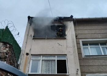 Fatih'te 2 katlı binada çıkan yangına ekipler müdahale ediyor; yaralılar var -1