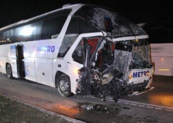 Amasya'da yolcu otobüsü, TIR'a çarptı; 11 yaralı
