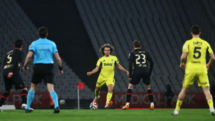 Namağlup serisi sona eren Fenerbahçe, şampiyonluk yarışında yara aldı