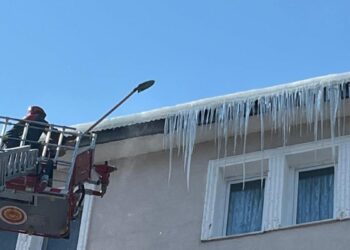 Ardahan’da binalardan sarkan dev buz kütleleri temizleniyor