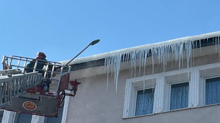 Ardahan’da binalardan sarkan dev buz kütleleri temizleniyor