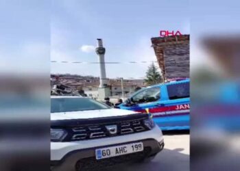 Tokat'taki depremde hasar gören minare, kontrollü olarak yıkıldı