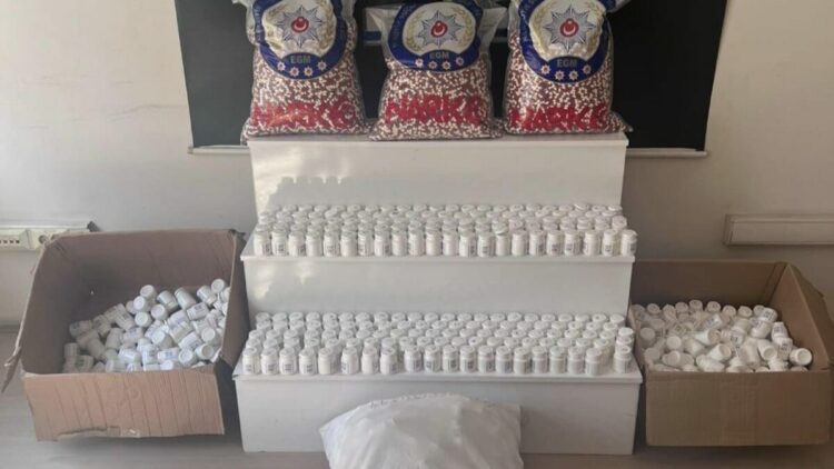 Otomobilde 52 bin 959 adet sentetik hap ele geçirildi; 2 tutuklama