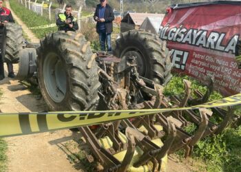 Devrilen traktörün altında kalan sürücü öldü