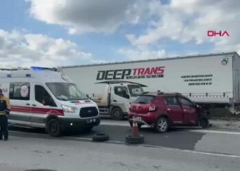 Park halindeki TIR'a çarpan otomobilin sürücüsü yaralandı