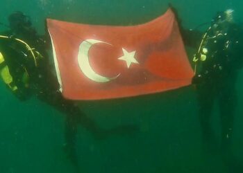 28 santimetre kalınlığındaki buzu testereyle keserek girdikleri gölde Türk bayrağı açtılar