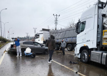 Gaziantep’te otomobil, aydınlatma direğine ve TIR'a çarptı: 2 yaralı