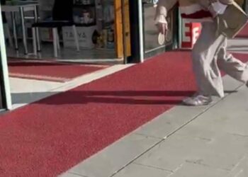 Fark ücretine itiraz eden kadın eczaneye saldırdı; o anlar kamerada