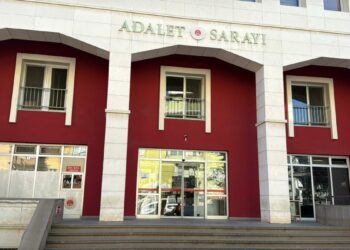 Manisa'da okulda Atatürk'e hakaret ettiği öne sürülen öğretmen tutuklandı