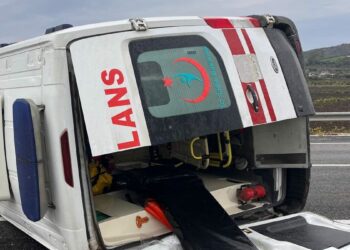 Lastiği patlayan ambulansın devrildi; 3 sağlık personeli yaralandı