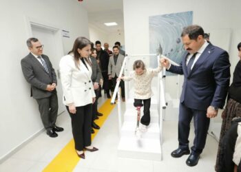 Depremzede Zeynep, özel hazırlanan protez bacakla yeniden yürümeye başladı