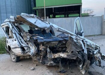 İstinat duvarına çarpan hafif ticari aracın sürücüsü ağır yaralandı