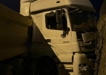 Sancaktepe’de istinat duvarına çarpan hafriyat kamyonunun şoförü ağır yaralandı