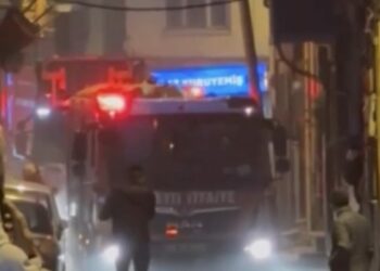 Beyoğlu’nda daire alev alev yandı; oyuncu Umut Özkan son anda kurtuldu