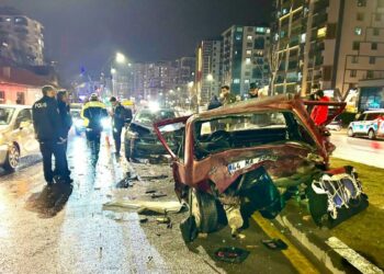 Malatya'da iki otomobil çarpıştı: 1'i çocuk, 3 yaralı