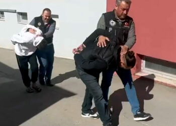 Araç ve evlerinde uyuşturucu ele geçirilen 2 şüpheli tutuklandı