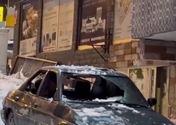 Üzerine çatıdan kar kütlesi düşen otomobil kullanılamaz hale getirdi