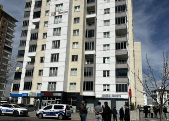3'üncü kattaki evinin balkonundan düşüp öldü