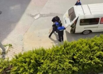 Beylikdüzü’nde zabıta ile seyyar satıcı arasında gerginlik kamerada