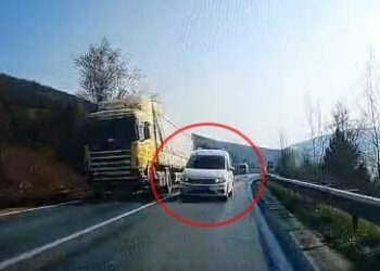 Hatalı sollama yapan sürücü kazaya yol açıyordu; o anlar kamerada