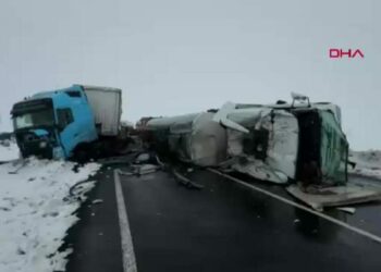 Devrilen zift yüklü tankere, TIR çarptı: 2 yaralı