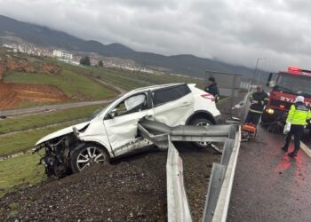 Bariyer otomobile saplandı: 1 ölü, 2 yaralı