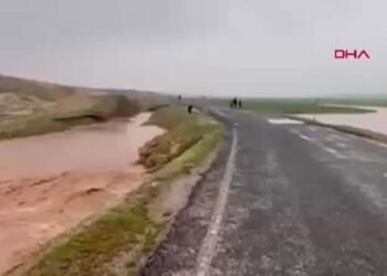 Şanlıurfa’da sağanak nedeniyle dereler taştı, yollar çöktü