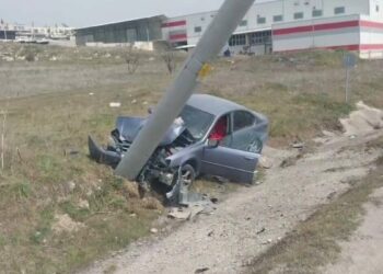 Elektrik direğine çarpan otomobilin sürücüsü yaralandı
