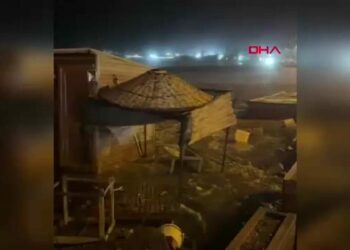 Hatay’da fırtına yaşamı olumsuz etkiledi; dalgalar yola kadar geldi