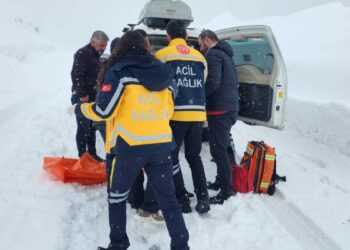 Yolu kapanan köylerdeki hastalar için ekipler seferber oldu