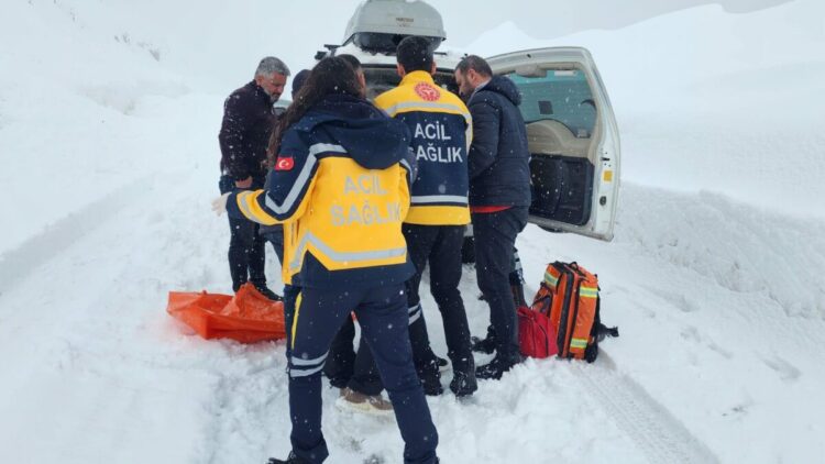 Yolu kapanan köylerdeki hastalar için ekipler seferber oldu