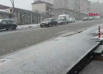 Van’da kardan kapanan 65 yerleşim yerinden 36’sı ulaşıma açıldı