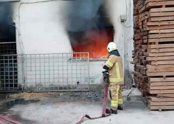 Kereste deposundaki yangını söndürmeye çalışırken yaralandı